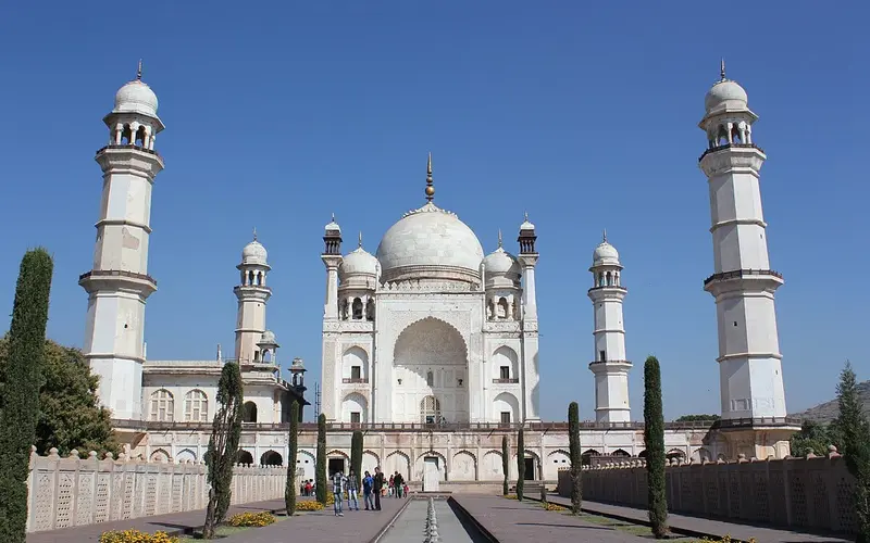 White Mughal mausoleum architecture representing Bibi Ka Maqbara in Aurangabad, a city halt on the Ajanta and Ellora tour from Pune