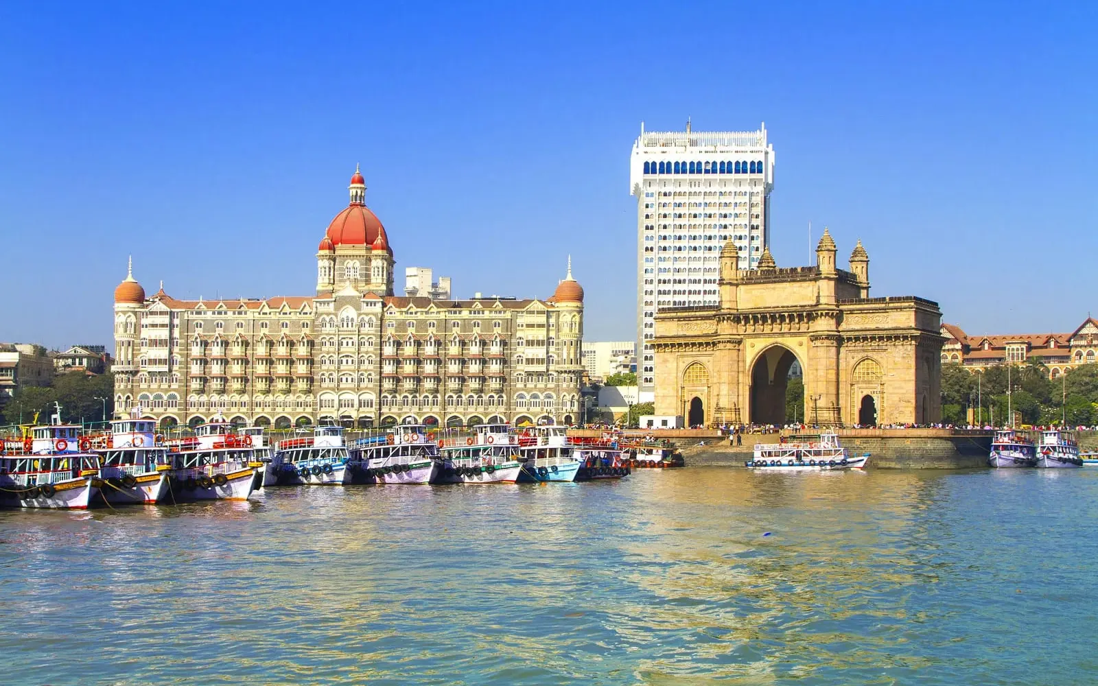 Gateway of India on the Mumbai harbour, the starting halt of the KP Travels city sightseeing loop from Pune